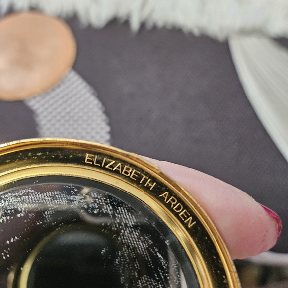 Vintage Elizabeth Arden 1960 Goldtone powder compact, 2.75 " made in Switzerland - Picture 4 of 9